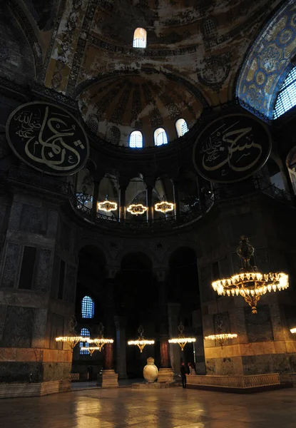 İstanbul, Türkiye 'de yer alan Ayasofya Kilisesi 532-537 yılları arasında inşa edilmiştir. İstanbul 'un fethinden sonra, 1453 yılında bir camiye dönüştürüldü..