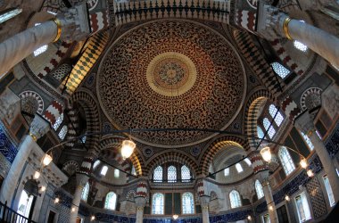 2. Selim 'in mezarı, Türkiye' nin Sultanahmet ilçesinde, Mimar Sinan tarafından 16. yüzyılda inşa edilmiştir. Muhteşem fayansları çarpıcı..