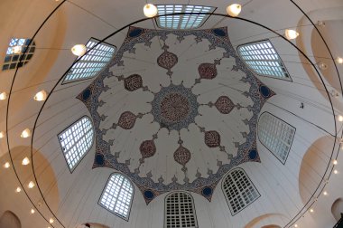 Türkiye 'nin İstanbul kentindeki Ayasofya' da Osmanlı sultanlarının anıtsalları var. Bu mezarların bir kısmı Mimar Sinan tarafından yapıldı..