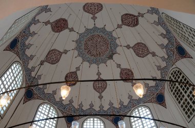 Türkiye 'nin İstanbul kentindeki Ayasofya' da Osmanlı sultanlarının anıtsalları var. Bu mezarların bir kısmı Mimar Sinan tarafından yapıldı..