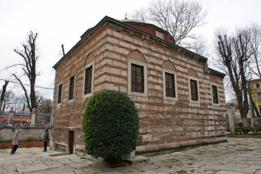 Türkiye 'nin İstanbul kentindeki Ayasofya' da Osmanlı sultanlarının anıtsalları var. Bu mezarların bir kısmı Mimar Sinan tarafından yapıldı..