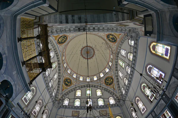 トルコのイスタンブールに位置するアヤズマモスクは1760年に建てられました — ストック写真
