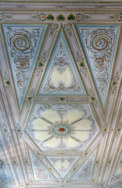 İstanbul, Türkiye 'de yer alan Aziz Mahmut Hudai Camii ve Mezarı 16. yüzyılda inşa edildi..