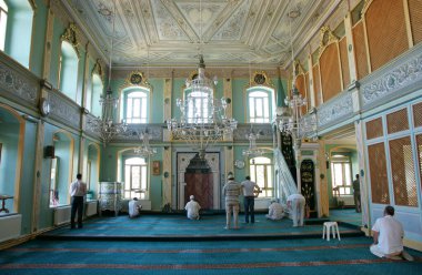 İstanbul, Türkiye 'de yer alan Aziz Mahmut Hudai Camii ve Mezarı 16. yüzyılda inşa edildi..