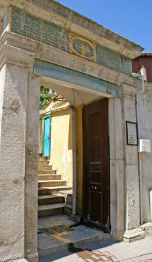 İstanbul, Türkiye 'de yer alan Aziz Mahmut Hudai Camii ve Mezarı 16. yüzyılda inşa edildi..