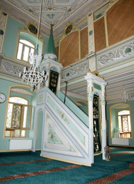 İstanbul, Türkiye 'de yer alan Aziz Mahmut Hudai Camii ve Mezarı 16. yüzyılda inşa edildi..