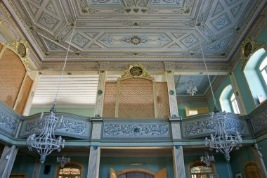 İstanbul, Türkiye 'de yer alan Aziz Mahmut Hudai Camii ve Mezarı 16. yüzyılda inşa edildi..