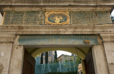 İstanbul, Türkiye 'de yer alan Aziz Mahmut Hudai Camii ve Mezarı 16. yüzyılda inşa edildi..