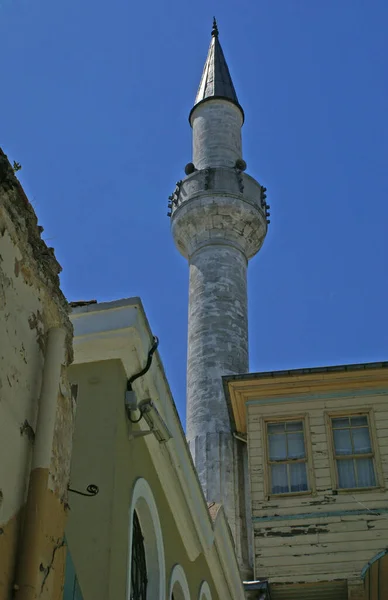 トルコのイスタンブールに位置するAziz Mahmut Hudaiモスクと墓は16世紀に建てられました — ストック写真