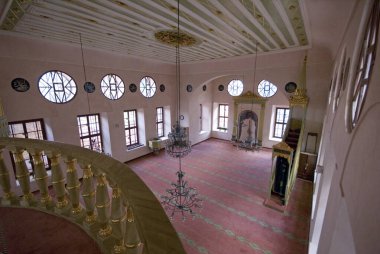 İstanbul Fatih ilçesinde yer alan Bezmi Alem Valide Sultan Camii 1843 yılında inşa edildi..