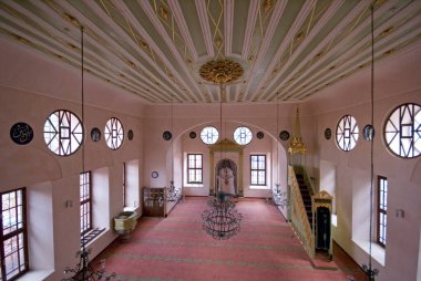 İstanbul Fatih ilçesinde yer alan Bezmi Alem Valide Sultan Camii 1843 yılında inşa edildi..