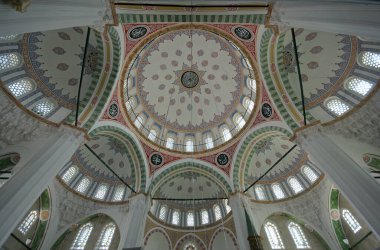 İstanbul, Türkiye 'de yer alan Cerrah Mehmet Paşa Cami ve Mezarı 16. yüzyılda Mimar Sinan tarafından inşa edildi..