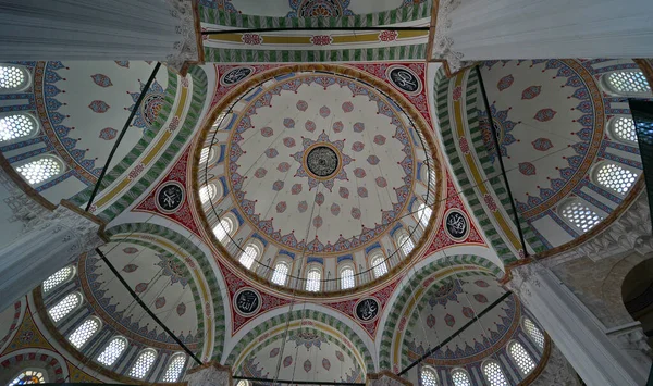 位于土耳其伊斯坦布尔的Cerrah Mehmet Pasha清真寺和陵墓是由Mimar Sinan建于16世纪 — 图库照片