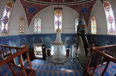 Türkiye 'nin Uskudar kentindeki Cinili Camii ve Kompleksi 16. yüzyılda Mimar Sinan tarafından inşa edilmiştir. Caminin içindeki fayanslar muhteşem..