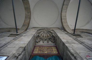 İstanbul, Türkiye 'deki Davut Paşa Camii ve Kompleksi 1498 yılında inşa edildi. İstanbul 'un en eski camilerinden biridir. Cami, Madrasa, Çeşme ve Mezardan oluşur..