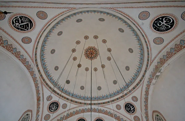 トルコのイスタンブールに位置するCezeri Kasim Pasha Mosqueは 16世紀初頭に建てられました — ストック写真