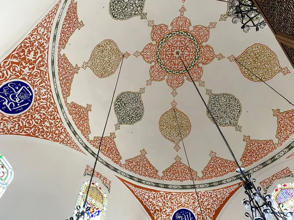 Türkiye 'nin Uskudar kentindeki Cinili Camii ve Kompleksi 16. yüzyılda Mimar Sinan tarafından inşa edilmiştir. Caminin içindeki fayanslar muhteşem..