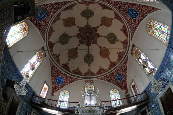 位于土耳其Uskudar的Cinili清真寺和建筑群由Mimar Sinan建于16世纪 清真寺里的瓷砖华丽极了 — 图库照片