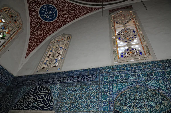 シンリ モスクと複合施設はトルコのウスクダルルにあり 16世紀にミマール シンアンによって建設された モスク内のタイルは壮観です — ストック写真