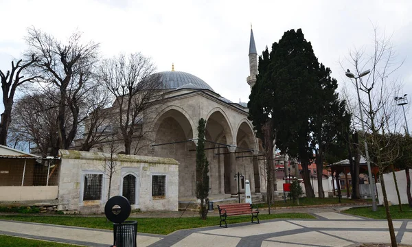 位于土耳其伊斯坦布尔的达武特帕夏清真寺和建筑群建于1498年 它是伊斯坦布尔最古老的清真寺之一 它包括清真寺 Madrasa 喷泉和坟墓 — 图库照片
