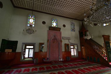 1542 yılında İstanbul, Türkiye 'de kurulan Defterdar Nazlı Mahmut Efendi Camii inşa edildi. Cami ile birlikte bir de mozole ve çeşme var..