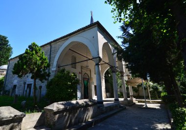 1542 yılında İstanbul, Türkiye 'de kurulan Defterdar Nazlı Mahmut Efendi Camii inşa edildi. Cami ile birlikte bir de mozole ve çeşme var..