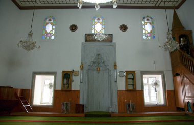 1542 yılında İstanbul, Türkiye 'de kurulan Defterdar Nazlı Mahmut Efendi Camii inşa edildi. Cami ile birlikte bir de mozole ve çeşme var..