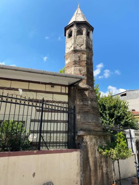 Türkiye 'nin İstanbul kentindeki Derviş Ali Camii 15. yüzyılda inşa edildi. Zamanla yıkılan cami, 19. yüzyılda yeniden inşa edildi. Minaresi farklı ve çarpıcı..