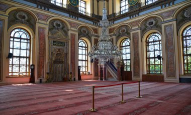 İstanbul, Türkiye 'de yer alan Dolmabahçe Camii, 1855 yılında Garabet Balyan tarafından inşa edilmiştir..