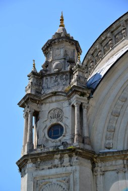 İstanbul, Türkiye 'de yer alan Dolmabahçe Camii, 1855 yılında Garabet Balyan tarafından inşa edilmiştir..