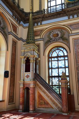 İstanbul, Türkiye 'de yer alan Dolmabahçe Camii, 1855 yılında Garabet Balyan tarafından inşa edilmiştir..