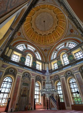 İstanbul, Türkiye 'de yer alan Dolmabahçe Camii, 1855 yılında Garabet Balyan tarafından inşa edilmiştir..