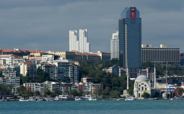 İstanbul, Türkiye 'de yer alan Dolmabahçe Camii, 1855 yılında Garabet Balyan tarafından inşa edilmiştir..