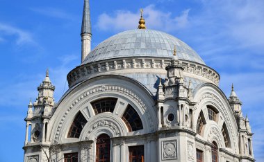 İstanbul, Türkiye 'de yer alan Dolmabahçe Camii, 1855 yılında Garabet Balyan tarafından inşa edilmiştir..