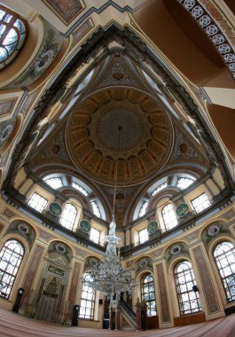 İstanbul, Türkiye 'de yer alan Dolmabahçe Camii, 1855 yılında Garabet Balyan tarafından inşa edilmiştir..
