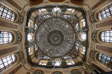 İstanbul, Türkiye 'de yer alan Dolmabahçe Camii, 1855 yılında Garabet Balyan tarafından inşa edilmiştir..