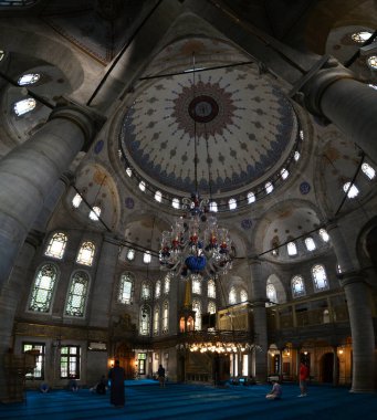 İstanbul, Türkiye 'de yer alan Eyup Sultan Camii ilk kez 15. yüzyılda inşa edildi. Depremde yıkılan bina 1800 yılında yeniden inşa edildi..