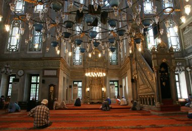 İstanbul, Türkiye 'de yer alan Eyup Sultan Camii ilk kez 15. yüzyılda inşa edildi. Depremde yıkılan bina 1800 yılında yeniden inşa edildi..