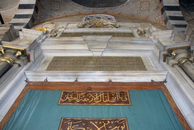 İstanbul, Türkiye 'de yer alan Eyup Sultan Camii ilk kez 15. yüzyılda inşa edildi. Depremde yıkılan bina 1800 yılında yeniden inşa edildi..