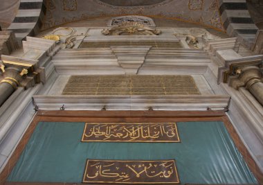 İstanbul, Türkiye 'de yer alan Eyup Sultan Camii ilk kez 15. yüzyılda inşa edildi. Depremde yıkılan bina 1800 yılında yeniden inşa edildi..