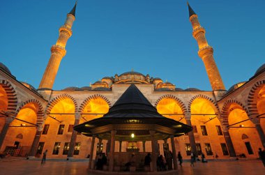 İstanbul, Türkiye 'deki Fatih Camii 1771 yılında inşa edildi..