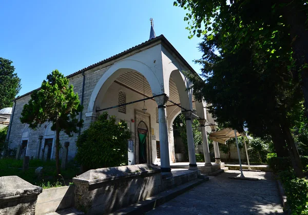トルコのイスタンブールに位置するDefterdar Nazli Mahmut Effendi Mosqueは1542年に建てられました モスクの他にも霊廟や噴水がある — ストック写真