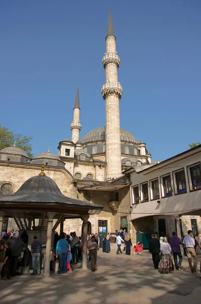 アイアップ スルタン モスク Eyup Sultan Mosque 15世紀にトルコのイスタンブールに建設されたモスクである 地震で破壊された建物は1800年に再建されました — ストック写真