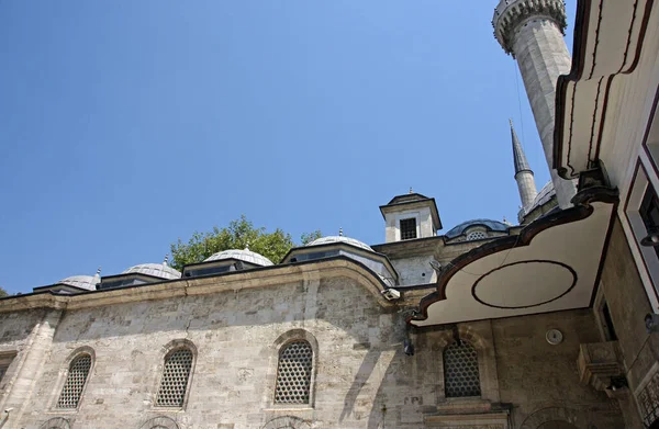 アイアップ スルタン モスク Eyup Sultan Mosque 15世紀にトルコのイスタンブールに建設されたモスクである 地震で破壊された建物は1800年に再建されました — ストック写真