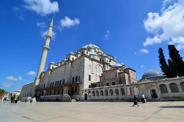 トルコのイスタンブールにあるファティフ モスクは1771年に建設された — ストック写真