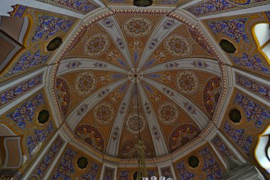 Sultanahmet, Türkiye 'de yer alan Fuat Paşa Camii ve Mezarı 19. yüzyılda inşa edildi. Mezarın taş örgülü mimarisi alışılmadık..