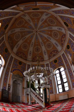 Sultanahmet, Türkiye 'de yer alan Fuat Paşa Camii ve Mezarı 19. yüzyılda inşa edildi. Mezarın taş örgülü mimarisi alışılmadık..