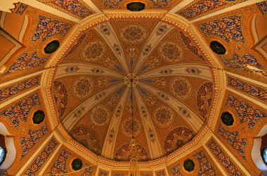 Sultanahmet, Türkiye 'de yer alan Fuat Paşa Camii ve Mezarı 19. yüzyılda inşa edildi. Mezarın taş örgülü mimarisi alışılmadık..