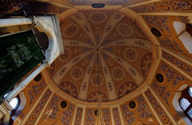 Sultanahmet, Türkiye 'de yer alan Fuat Paşa Camii ve Mezarı 19. yüzyılda inşa edildi. Mezarın taş örgülü mimarisi alışılmadık..