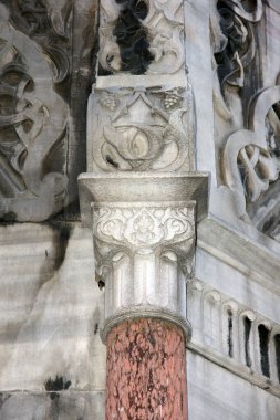 Sultanahmet, Türkiye 'de yer alan Fuat Paşa Camii ve Mezarı 19. yüzyılda inşa edildi. Mezarın taş örgülü mimarisi alışılmadık..